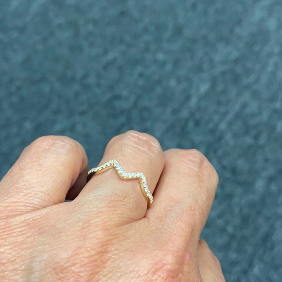 New 14K Yellow Gold CZ Unique ring zigzag band - Picture 7 of 9